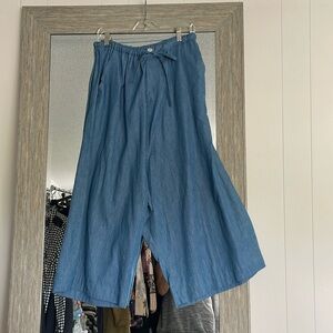 White crop two pockets zipper front with tie also has belt loops